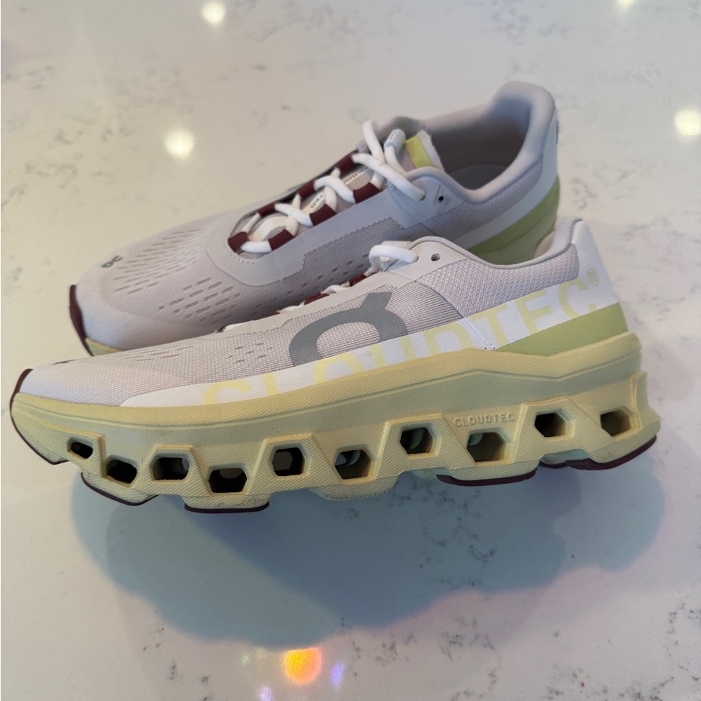 Women’s On Cloud Cloudmonster sneakers Frost/Acacia 9